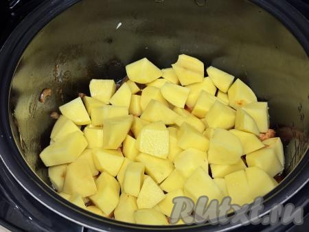 Картошку для азу нарезать на средние кубики, добавить в чашу мультиварки.