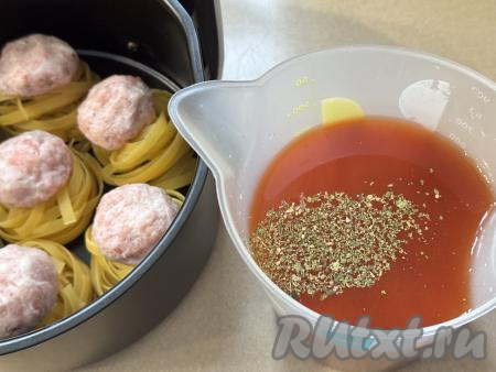 Для приготовления соуса нужно в достаточно глубокую ёмкость влить 600 миллилитров горячей воды, добавить томатную пасту, соль и любимые специи. Перемешать получившийся томатный соус.
