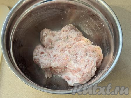 Фарш выложить в миску, посолить, поперчить по вкусу и хорошо перемешать.