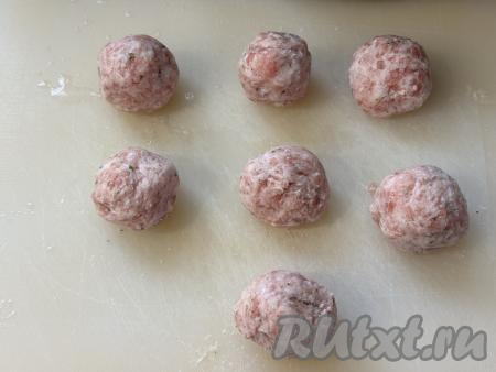 Фарш разделить на 7 равных частей. Из каждой части фарша сформировать круглый шарик.