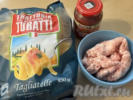 Подготовить продукты для приготовления гнёзд из макарон с фаршем в аэрогриле. Мясной фарш можно взять покупной, а можно перекрутить мясо через мясорубку. Я взяла покупной свиной фарш.