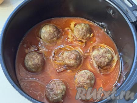 Выставить температурный режим аэрогриля на 180 градусов, время - на 10 минут.&nbsp; Затем уменьшить температуру до 140 и готовить&nbsp;гнёзда из макарон с фаршем ещё 15 минут. Готовность блюда проверяйте по макаронам, они должны стать мягкими.