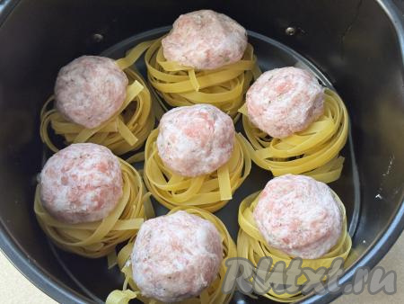 Выложить шарики из фарша в макаронные лунки.