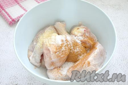 Добавляем к курице соль и специи (в качестве специй я добавила 1 чайную ложку приправы для курицы и 0,5 чайной ложки&nbsp;сушёного чеснока).