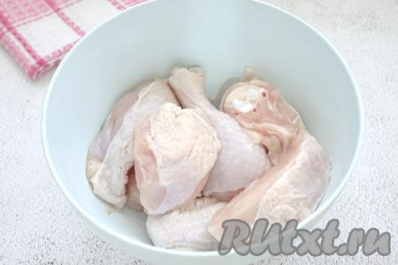 Части курицы моем, обсушиваем, нарезаем на небольшие порционные кусочки и перекладываем их в миску.