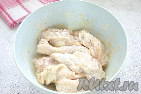 Ещё раз хорошо перемешиваем части курицы, чтобы каждая из них была покрыта сметаной со всех сторон. Миску накрываем крышкой (или затягиваем пищевой плёнкой) и убираем в холодильник на 30-40 минут, чтобы мясо промариновалось.