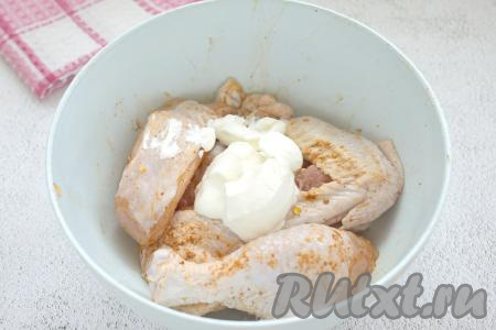 Теперь добавляем к курице сметану.