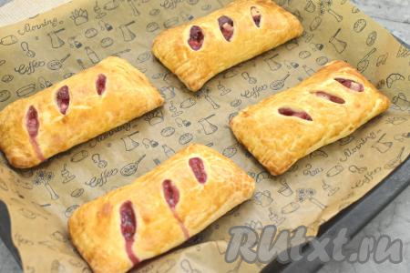 Отправить противень в разогретую до 200 градусов духовку, выпекать слойки с яблоками и брусникой минут 15-20 (до подрумянивания слоёного теста).&nbsp;