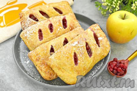 Слойки с яблоками и брусникой