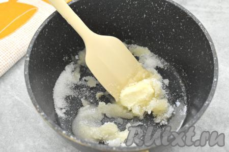 В сотейник (или в сковороду) выложить сливочное масло, всыпать сахар, поставить на средний огонь. Растопить масло с сахаром (ориентировочно в течение 2-3 минут), иногда помешивая.
