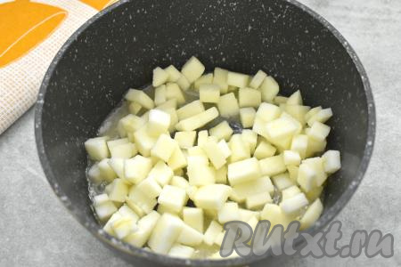 К растопленному маслу с сахаром выложить нарезанное яблоко. Тушить кусочки яблок минут 5-6, периодически перемешивая. Яблоки должны стать мягкими, но при этом ещё держать форму.