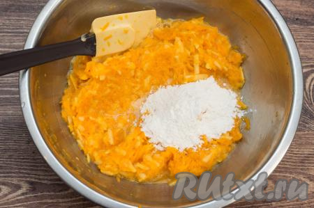 Затем&nbsp;в получившуюся тыквенно-яблочную массу нужно начать добавлять по половине столовой ложки муки, каждый раз полностью вмешивая её.