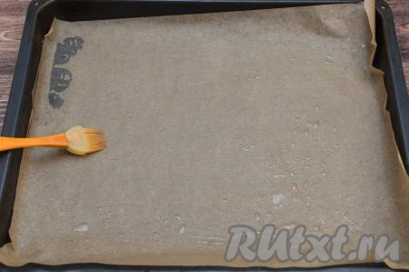 Противень для выпечки застелить пергаментом. Чтобы оладьи не пристали к пергаменту в процессе выпечки, я дополнительно смазала пергамент растительным маслом.