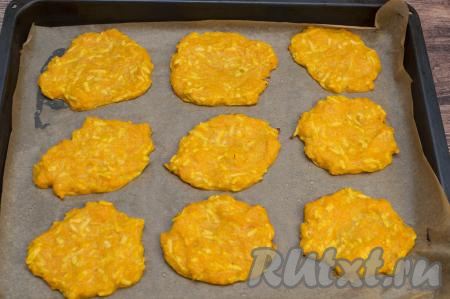 Оладьи из тыквы и яблок выпекать в разогретой до 180 градусов духовке в течение 20 минут. Поверхность оладушек должна схватиться и не иметь влажных участков.