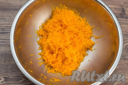 Очищенную тыкву натереть на мелкой тёрке в отдельную миску. Я советую натирать тыкву именно на мелкой тёрке, чтобы она успела полностью пропечься в духовке.