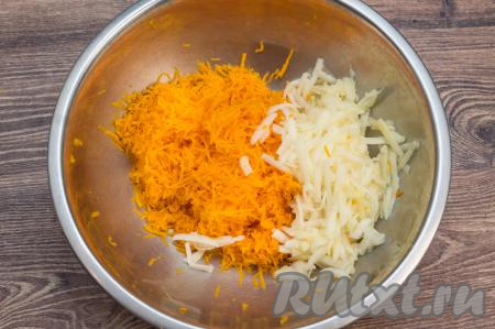 Яблоко очистить от кожуры и натереть на крупной тёрке, не затрагивая семенную коробку с семечками, в миску с тыквой.