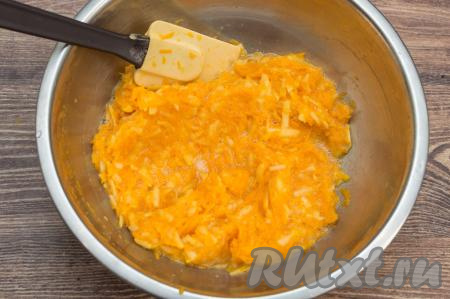В миску к яйцам, взбитым с сахаром, выложить натёртые тыкву с яблоком, перемешать до однородности.