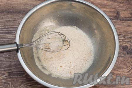 Венчиком взбить яйца с сахаром до получения однородной пенной массы.