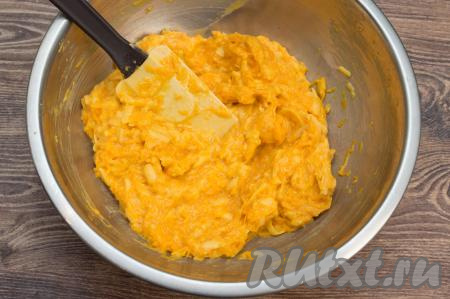 Постепенно добавляя муку, замесить однородное тесто, которое будет напоминать по консистенции сметану средней густоты. В зависимости от сочности яблока и тыквы, муки может потребоваться чуть больше или чуть меньше, чем указано в ингредиентах. Поэтому я советую подсыпать муку небольшими порциями, контролируя консистенцию теста для тыквенно-яблочных оладий.