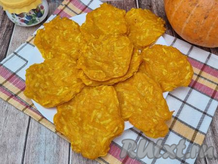 Готовые оладьи вынуть из духовки, дать им 5 минут остыть. Затем снять их с пергамента, переложить на плоскую тарелку.