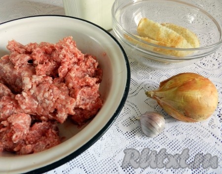Приготовить фарш из свинины и говядины. Молоко нагреть до кипения, залить им кусочки хлеба без корок, оставить, чтобы хлеб размок.
