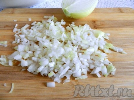 Лук мелко нарезать.
