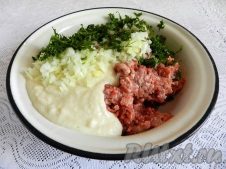 В миске смешать фарш, размягченный хлеб, лук, измельченный чеснок и зелень. Все тщательно перемешать.