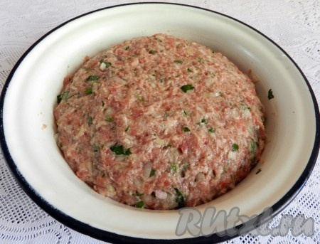 Фарш посолить, поперчить, добавить яйцо. Чтобы домашние котлеты из свинины и говядины получились мягкими и сочными, фарш нужно тщательно вымешивать руками и отбивать в миске.