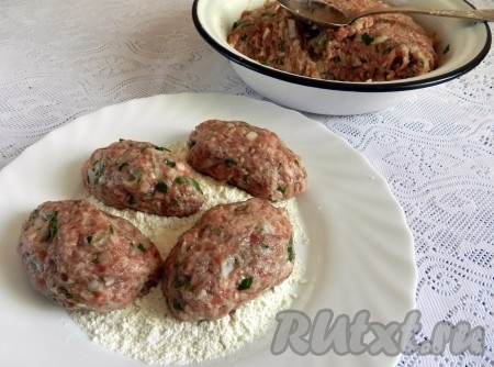 Из готового фарша столовой ложкой формовать котлеты и панировать их в муке.