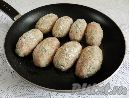 Жарить домашние котлеты из свинины и говядины на растительном масле с двух сторон на умеренном огне до золотистой корочки.