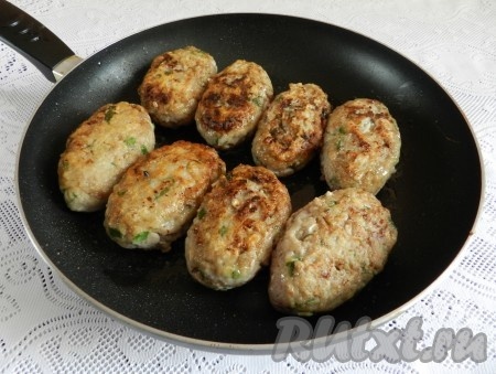 Затем влить в сковороду немного воды, накрыть крышкой, уменьшить огонь и довести домашние котлеты до готовности в течение 20 минут.