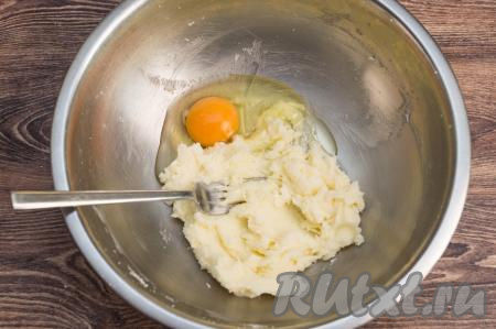 Вилкой перетереть масло с сахаром и солью до однородности. Вбить в миску сырое яйцо.