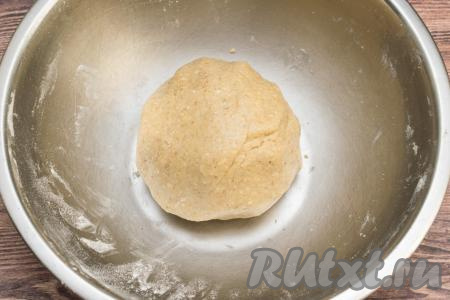А после того как овсяное тесто начнёт собираться в ком, продолжать замешивать его руками, всыпая понемногу оставшуюся муку и хорошо вмешивая её. Итоговое тесто должно получиться мягким, пластичным, не липнущим к ладоням. Как только получили приятное в работе, нежное, не липнущее тесто, значит больше муку добавлять не нужно.&nbsp;