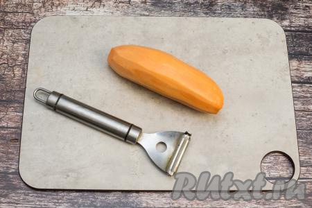 Батат очистить от кожуры, промыть водой. Мне нравится очищать батат овощечисткой, хотя его можно чистить обычным ножом, как картошку.