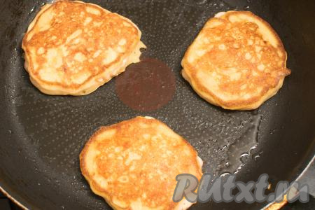 Как только низ оладий хорошо подрумянится, перевернуть оладушки и жарить до румяности с другой стороны. Примерное время жарки с каждой стороны 2-3 минуты, не забывая, что огонь должен быть ниже среднего.