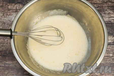 В миску с яичной смесью влить кефир, перемешать до однородности.