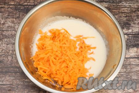 В миску с кефирно-яичной смесью добавить батат, натёртый на крупной тёрке.