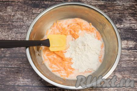 Затем всыпать в миску 100 грамм муки.