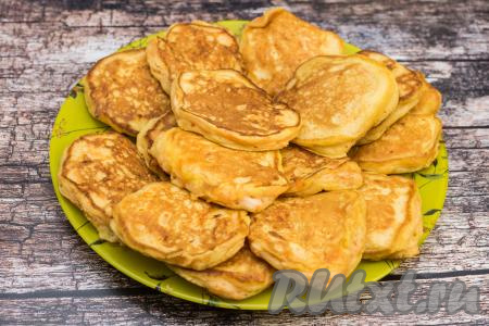 Готовые аппетитные оладьи из батата перекладывать со сковороды на плоскую тарелку. При желании вначале можно выкладывать оладьи со сковороды на бумажное полотенце, чтобы убрать лишнее масло, а потом уже перекладывать на тарелку. Периодически перемешивая тесто и подливая в сковороду немного масла по мере необходимости, постепенно пожарить все оладьи. Из предложенного количества ингредиентов у меня получились 15 пышных оладий из батата.