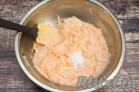 Затем всыпать в тесто соду, тщательно перемешать.