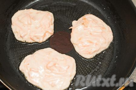 Сковороду хорошо разогреть с добавлением растительного масла. Затем начать выкладывать по 1 столовой ложке теста, формируя достаточно круглые оладьи.&nbsp;Жарить оладьи на огне ниже среднего, чтобы тесто и батат внутри успели пропариться.