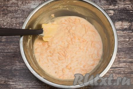 Оставить тесто на 3-4 минуты, чтобы сода вступила в реакцию с кислой средой теста, замешанного на кефире.