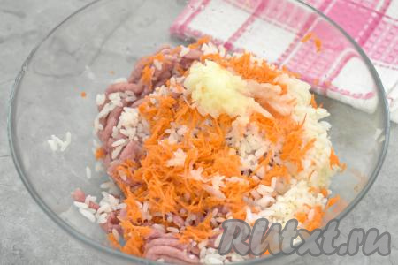 Лук и морковку очищаем. В миску с фаршем и рисом добавляем морковку, натёртую на крупной тёрке, и лук, пропущенный через мясорубку (или натёртый на крупной тёрке).