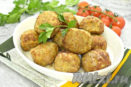 Нежные, вкусные, аппетитные тефтели, приготовленные из фарша с рисом, раскладываем из чаши аэрогриля по тарелкам и, дополнив любимым гарниром, подаём к столу.