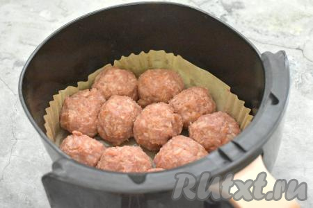 Чашу аэрогриля застилаем пергаментом (или смазываем растительным маслом), выкладываем в один слой тефтели, сформированные из фарша и риса. Включаем аэрогриль на температуру 180 градусов, время устанавливаем 25-30 минут.