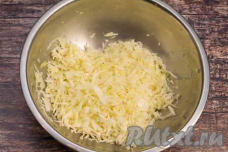 Выложить нарезанную капусту в глубокую миску. Помять капусту руками, чтобы она стала более мягкой и сочной. Слишком долго мять не стоит, я мну примерно 30-40 секунд.