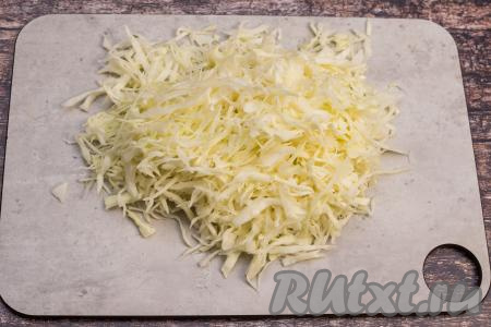 Нарезать капусту острым ножом на тонкие полоски.