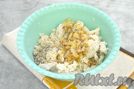 В миску с измельчёнными индейкой и яйцом добавляем жареный лук, по вкусу солим, перчим, перемешиваем и начинка для блинов готова.