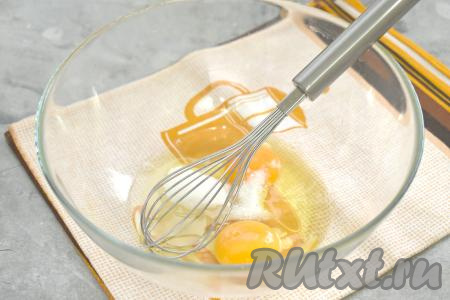 Теперь приступаем к замешиванию блинного теста. Молоко можно использовать любой жирности. В глубокую миску разбиваем сырые яйца, добавляем соль и сахар, взбиваем венчиком до однородности (ориентировочно в течение 2-3 минут, яичная смесь должна немного посветлеть).