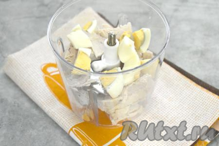 В чашу измельчителя выкладываем варёное яйцо, нарезанное на кусочки, и варёное мясо индейки, тоже нарезанное на небольшие части, прокручиваем до получения однородного фарша. Если нет измельчителя, можно индейку пропустить через мясорубку, а затем добавить яйцо, натёртое на крупной тёрке.